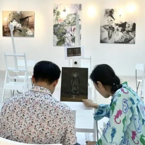 学生在新加坡视觉艺术中心的专业油画课程中创作静物油画作品。