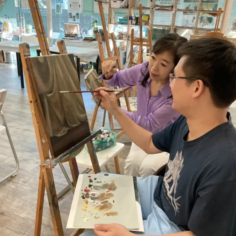 The Intermediate & Advanced Still Life Oil/Acrylic Painting Course is suitable for art learners with previous oil/acrylic painting foundations.