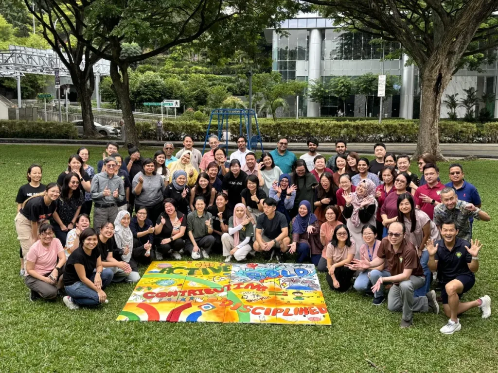 Graffiti-Spray-painting-on-canvas-Group-photo-team-bonding-art-jamming-Visual-Arts-Centre
