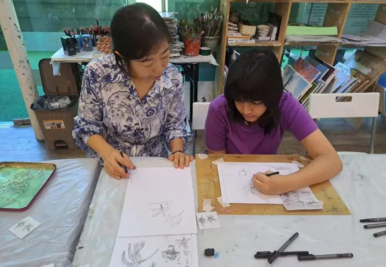 kids doing sketching with private tutor at visualartcentre