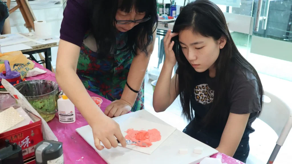 art teacher teaching student painting, private art lessons singapore, best private art course singapore, one to one art classes in singapore, portfolio preparation one to one art class