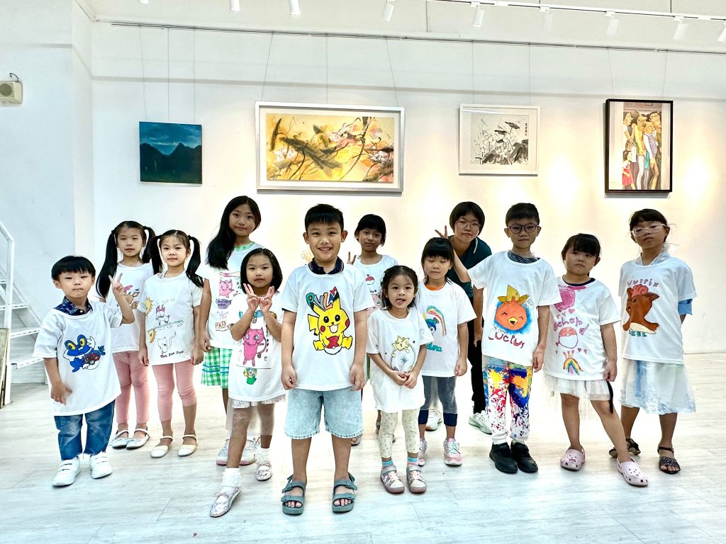 Art Jamming Kids Birthday Party 儿童生日派对活动： T 恤丙烯绘画 kid birthday party art jamming venue space hire Visual Arts Centre Chinatown singapore Visual Arts Centre Chinatown Art gallery and studio venue event space hire irthday party art jamming graffiti spray painting art workshop art course Kid birthday art jamming Visual Arts Centre Singapore.jpeg