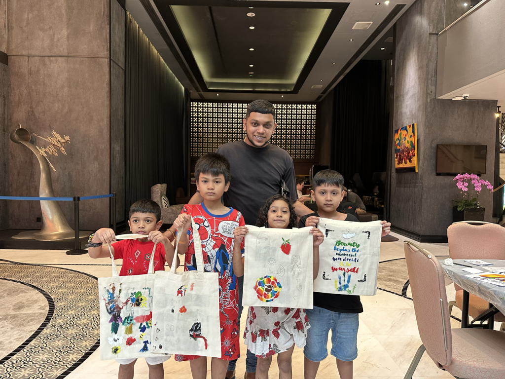 Make expressive patterns using acrylic paint on your tote bags to bring home with you at the art culture program for the international students at the Visual arts Centre Singapore