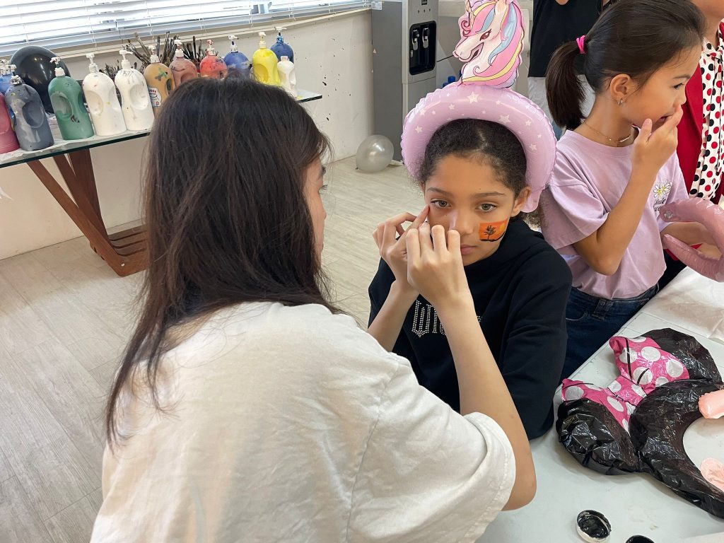 Art Jamming Kids Birthday Party face painting 儿童生日派对活动：脸部绘画 kid birthday party art jamming venue space hire Visual Arts Centre singapore Exhibition Gallery
