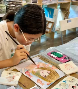 Our Teen art sudent completing her watercolor painting of her manga painting holiday art class 面向初学者的专业漫画课程
