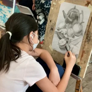 学生がアート作品を制作している DSA ポートフォリオ準備授業の様子