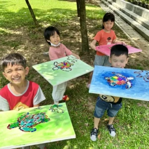 子どもたちがアクリルや水彩や書道など多様なメディウムで創作しているクリエイティブ・キッズ・アート・イマージョン・コース