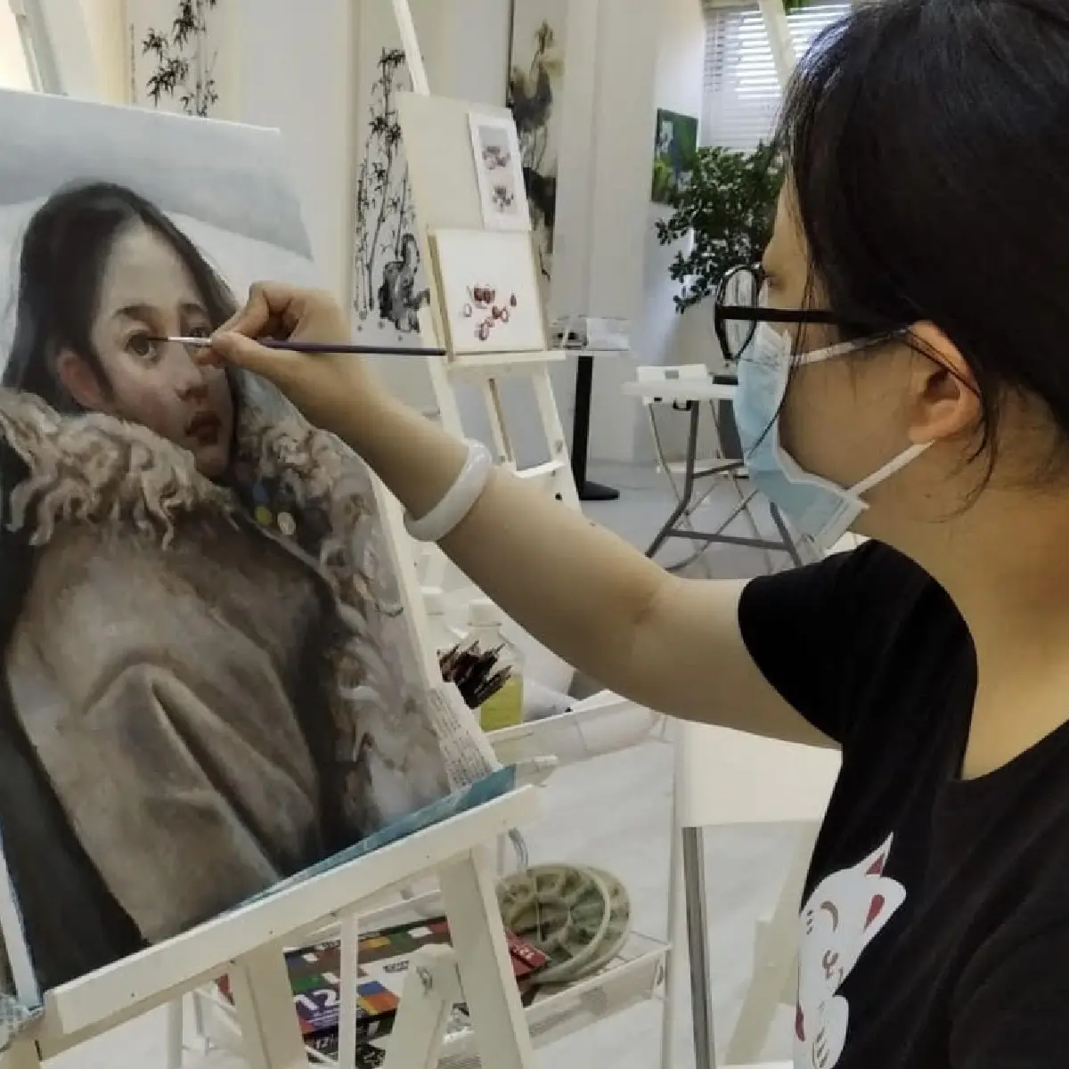学生がキャンバスに油絵を描いているプロの油絵 24 セッション授業の様子