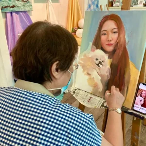 캔버스에 유화를 그리는 학생의 모습 – 싱가포르 유화 수업 장면