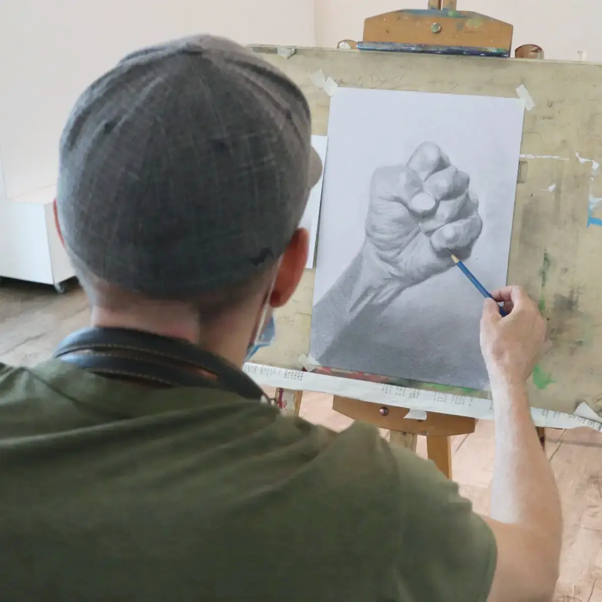 キャンバスに油絵を描く学生の姿 プロの油絵レッスン風景