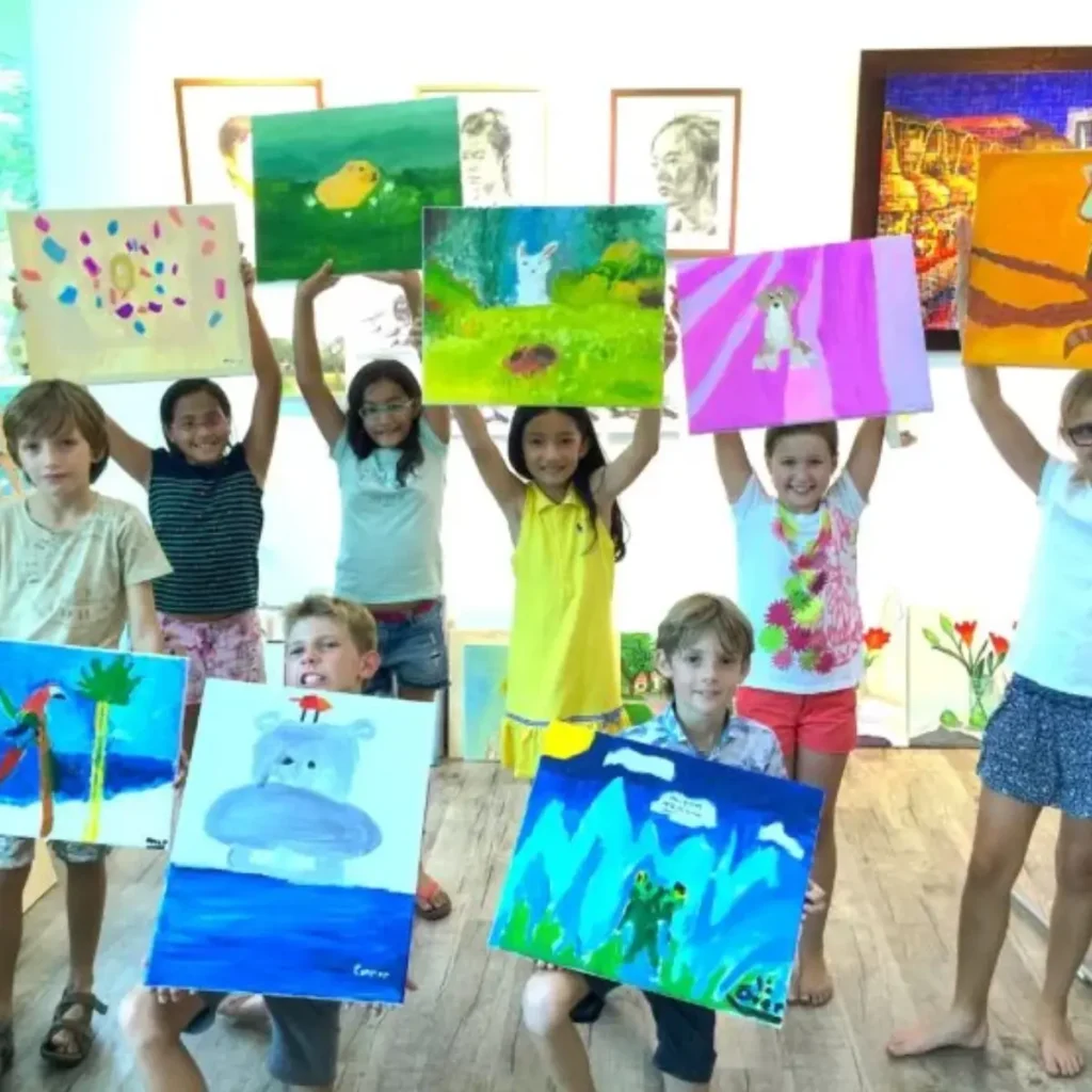 子どもが色とりどりの画材で楽しく創作するクリエイティブキッズコースの様子