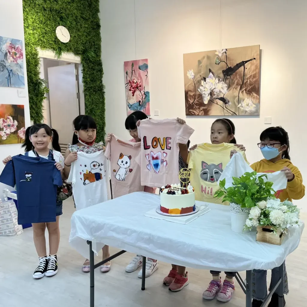 아이들이 생일 파티에서 예술 활동을 즐기고 있는 모습