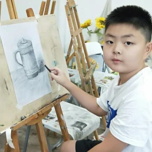 8회 정규 드로잉 수업에서 열심히 스케치하는 학생들