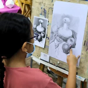 창의 예술 몰입 과정에서 다양한 미술 활동을 하는 어린 학생들