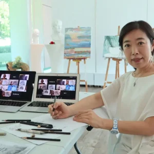 연필과 목탄을 사용해 정물과 인물 드로잉을 하는 학생들 모습