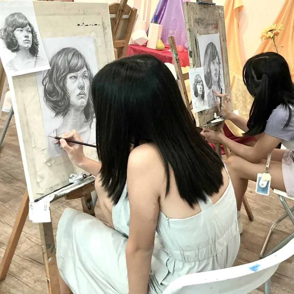 전문 드로잉 수업에서 초상화 데생을 연습하는 수강생들