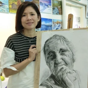 シンガポールのビジュアルアーツセンターで開催されるデッサンとスケッチ 全24回講座の授業風景。受講生が鉛筆で静物や人物のスケッチに集中している様子。