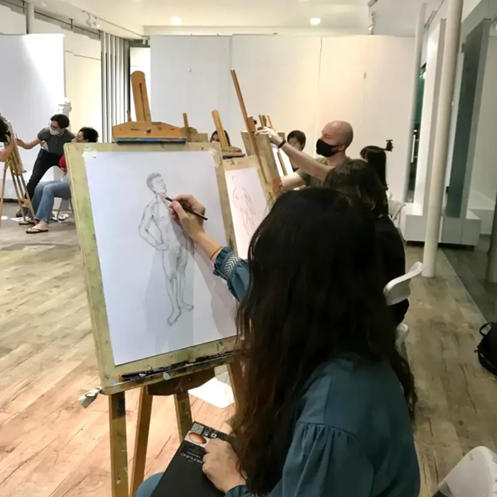 パヤ・レバースタジオで開催されるデッサンとスケッチ 全12回講座の授業風景。受講生が鉛筆で集中してデッサンを描いている様子。