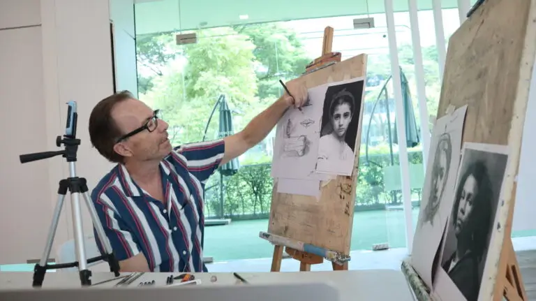 Michael doing demo in Portrait Drawing Class, Visual Arts Centre Singapore