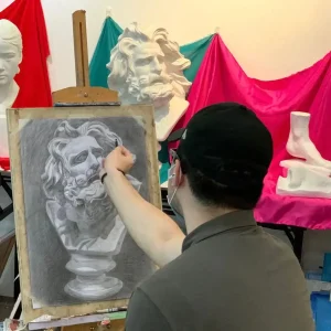 학생이 드로잉 및 스케치를 연필 또는 목탄으로 연습하는 모습