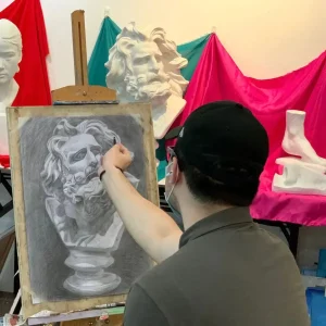 ドローイング スケッチ体験クラスでビジュアル・アーツ・センターの学生がスケッチを描いている様子