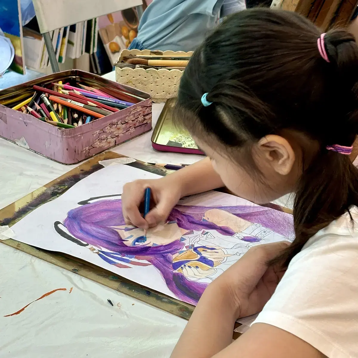 プロフェッショナル・マンガ・コースの授業で学生がキャラクターと背景の描写技術を練習している姿