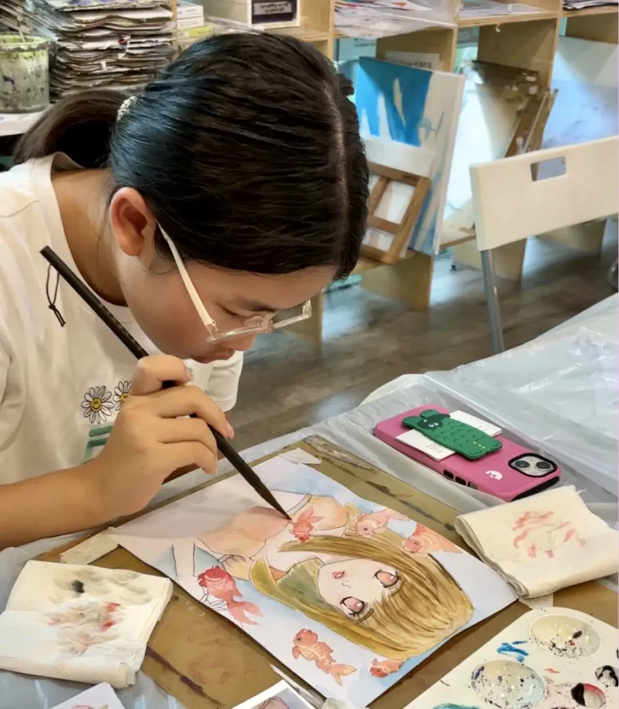 Our Teen art sudent completing her watercolor painting of her manga painting holiday art class 面向初学者的专业漫画课程