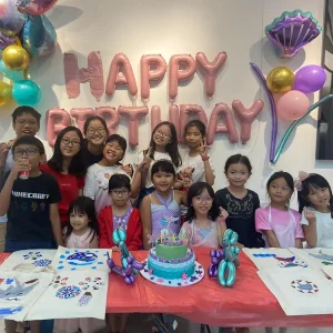 어린이들이 미술 활동을 즐기며 생일 파티를 기념하는 모습