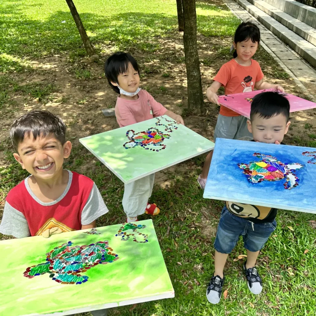 子どもたちが絵の具や色鉛筆などで絵を描いているクリエイティブキッズアートイマージョンクラスの様子