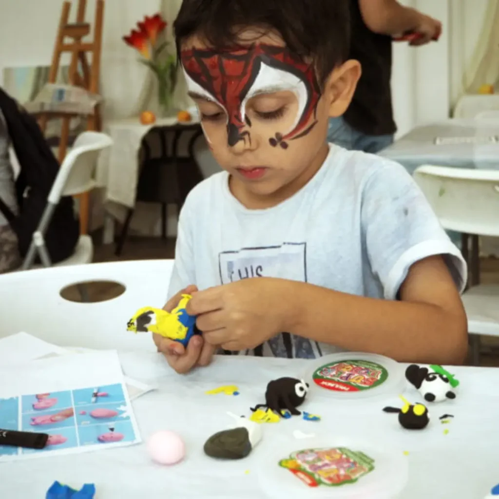 子供とティーン向けのアートコース - Visual Arts Centre - 専門の子供＆青少年向け絵画コース